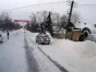 На заснеженной дороге водитель "УАЗа" растерялся и врезался в машину ГАИ (ВИДЕО)