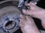 Лишившийся рук американец научился менять тормозные колодки на автомобиле ногами (ВИДЕО)