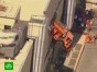 Грузовик протаранил стену нью-йоркской парковки и завис на десятиметровой высоте 