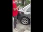 Безумный парень подкуривает сигарету от бензобака (видео)