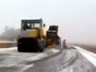 Суровые дорожники Алтая уложили асфальт по снегу (видео)