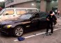 Не злите женщин: жена "размолотила" BMW мужа-изменника (видео)