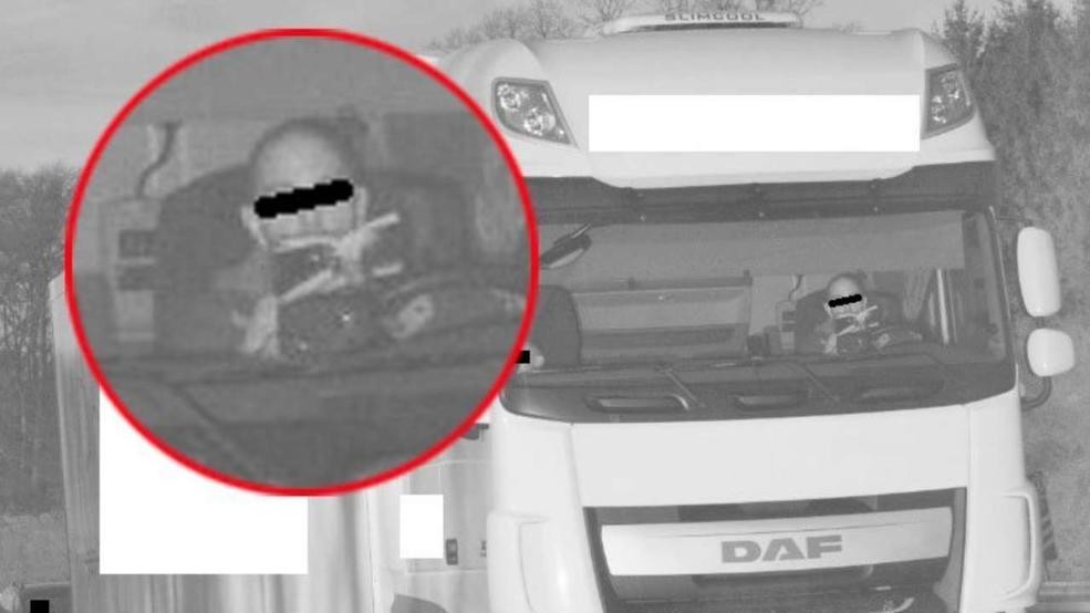 Видеокамеры зафиксировали фуру, водитель которой читал книгу за рулем (фото)